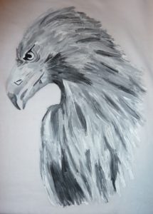 Adlermotiv selbst mit schwarzer und weißer Textilfarbe auf weißen Pullover gemalt - Grauabstufungen selbst gemischt