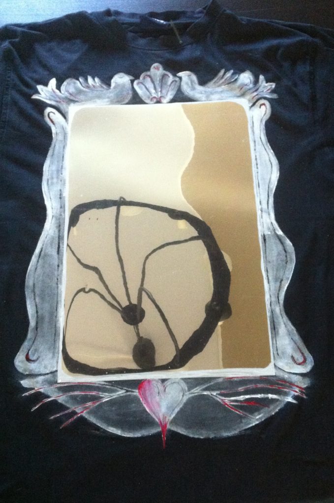 Selbstgestaltetes Spiegelkostüm: Spiegelfolie auf ein Shirt geklebt, dann mit Textilfarbe ein Rahmen darum gemalt - fertig!