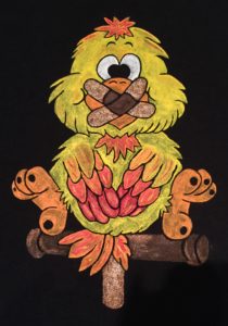 Selbstbemaltes Shirt mit frechem Vogelmotiv, teilweise sind Effekttextilfarben mit Glitzer verwendet worden