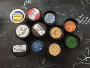 Eine Auswahl an Marabu und Javana Textilfarben/Stoffmalfarben auf einem Schreibtisch