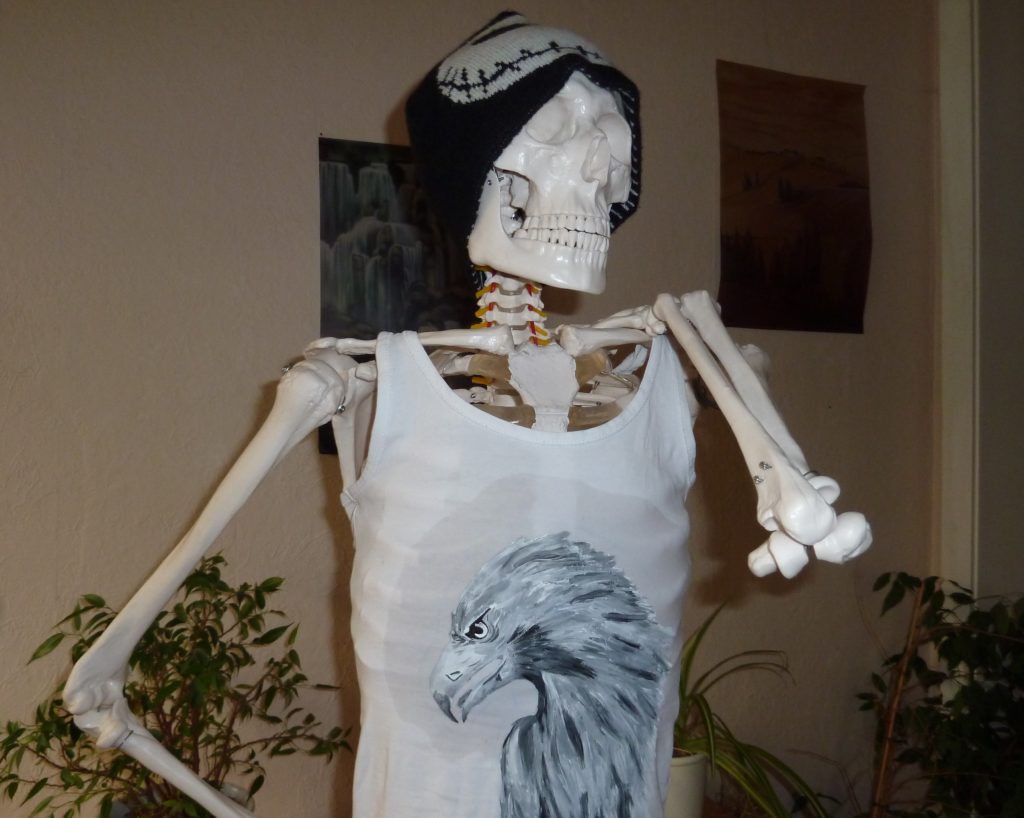 Selbstbemaltes Top mit Adlermotiv, getragen von einem Skelett