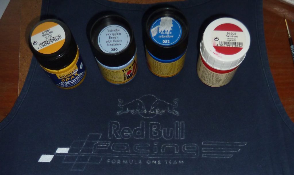 Top Rückseite mit RedBullRacing Logo mit Stoffmalfarbe bemalt + Textilfarben, die verwendet wurden