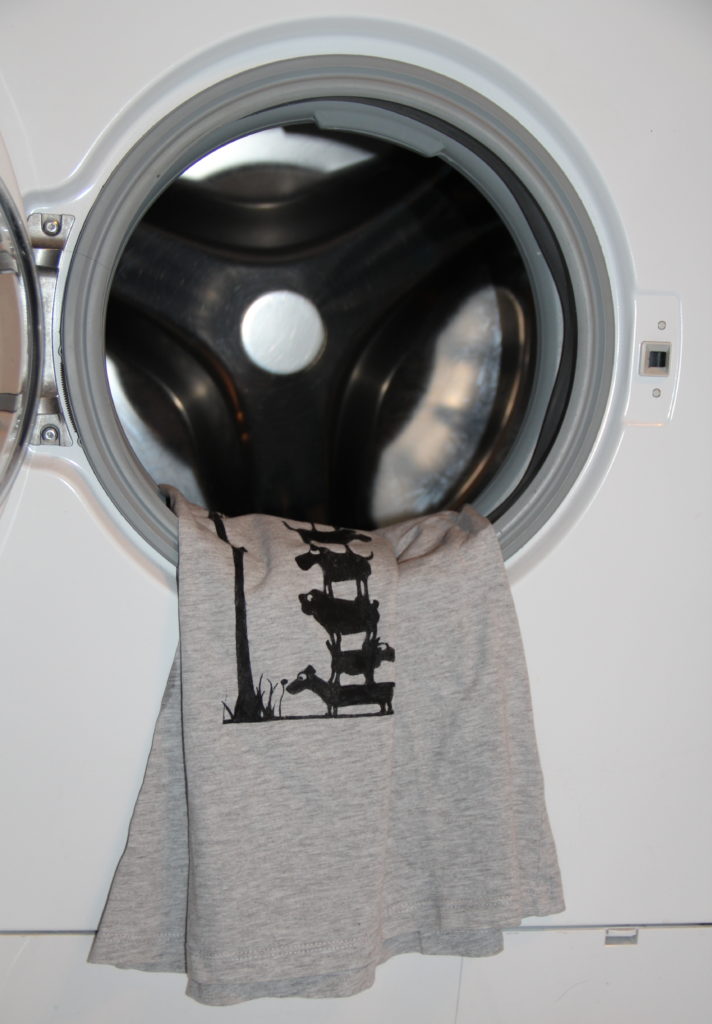 Shirt mit Hundemotiv - gemalt mit Stoffmalfarben - in der Waschmaschine