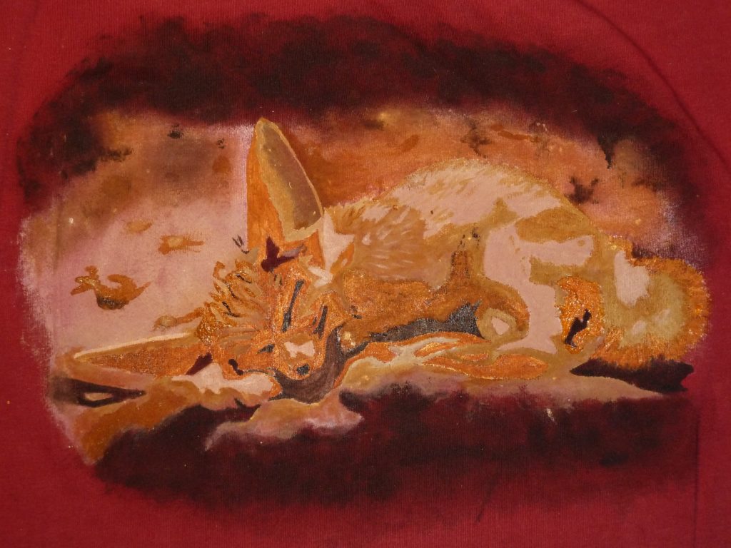 Fennek Motiv selbt gemalt auf ein rotes T-Shirt, Stoff bemalen, kleiner Wüstenfuchs