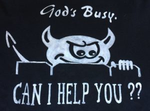 Motiv mit einem frechen Spruch - Pullover selbst bemalt - God's busy. Can I help you?