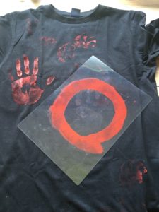 Monotypie in der Stoffmalerei - Abdrücke auf schwarzem T-Shirt