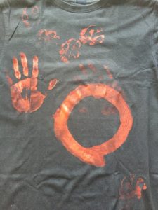 Monotypie in der Stoffmalerei - Abdrücke auf schwarzem T-Shirt