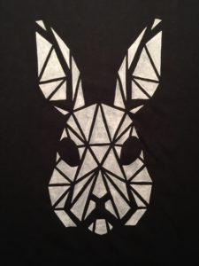 Das Logo eines Games (Deceit) auf schwarzem T-Shirt gemalt - nur unter Verwendung weißer Farbe entsteht ein toller Kontrast