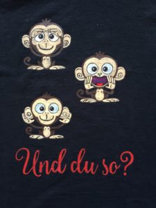 Die drei Affen als Gegenteil-Motiv auf ein Shirt gemalt und mit einem frechen Spruch ergänzt