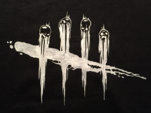 Das Logo des Games "Dead by Daylight" auf ein schwarzes T-Shirt gemalt
