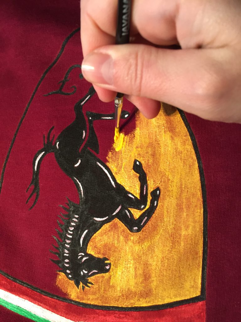 Pullover mit Ferrari Logo, selbstgemalt auf Stoff