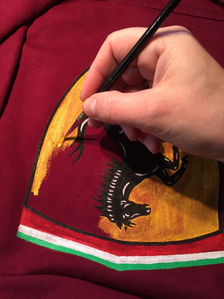 Pullover mit Ferrari Logo, selbstgemalt auf Stoff