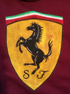 Pullover selbst bemalt mit Ferrari Logo - Stoffmalen