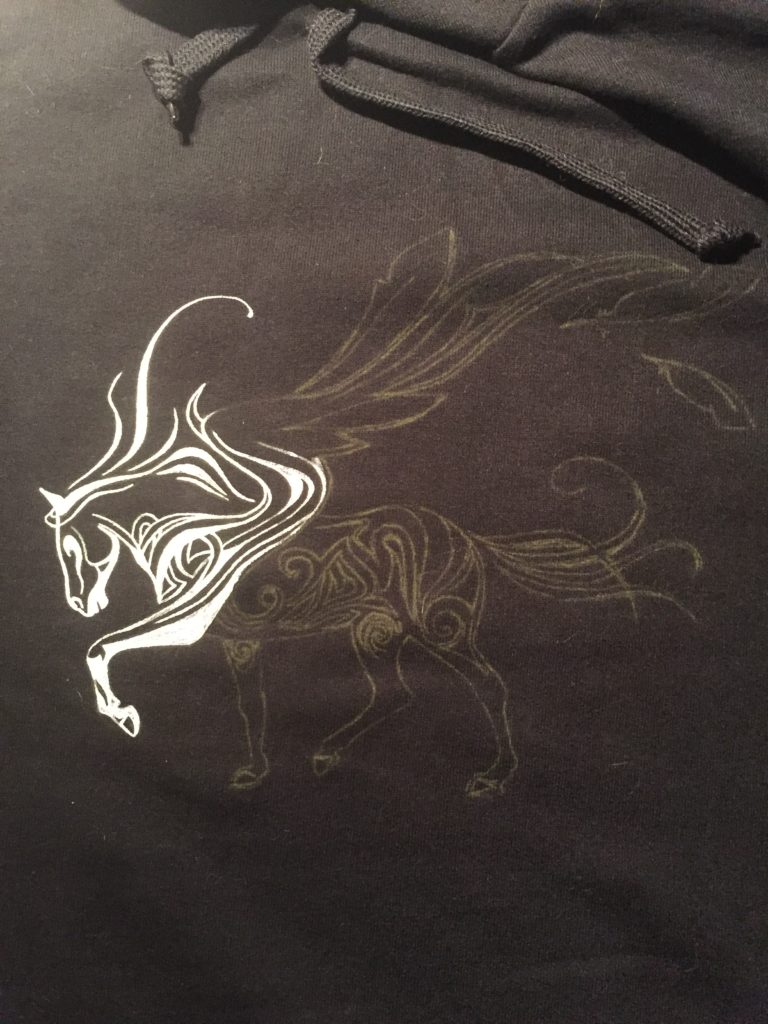 Pullover mit Pegasus Motiv bemalen - Stoffe bemalen