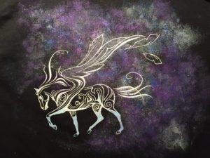 Pegasus mit getupftem Hintergrund auf schwarzen Pullover gemalt