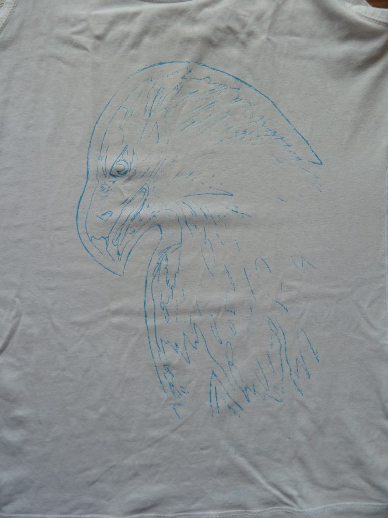 Stoff bemalen - Adler Motiv auf weißem Shirt/Pullover 