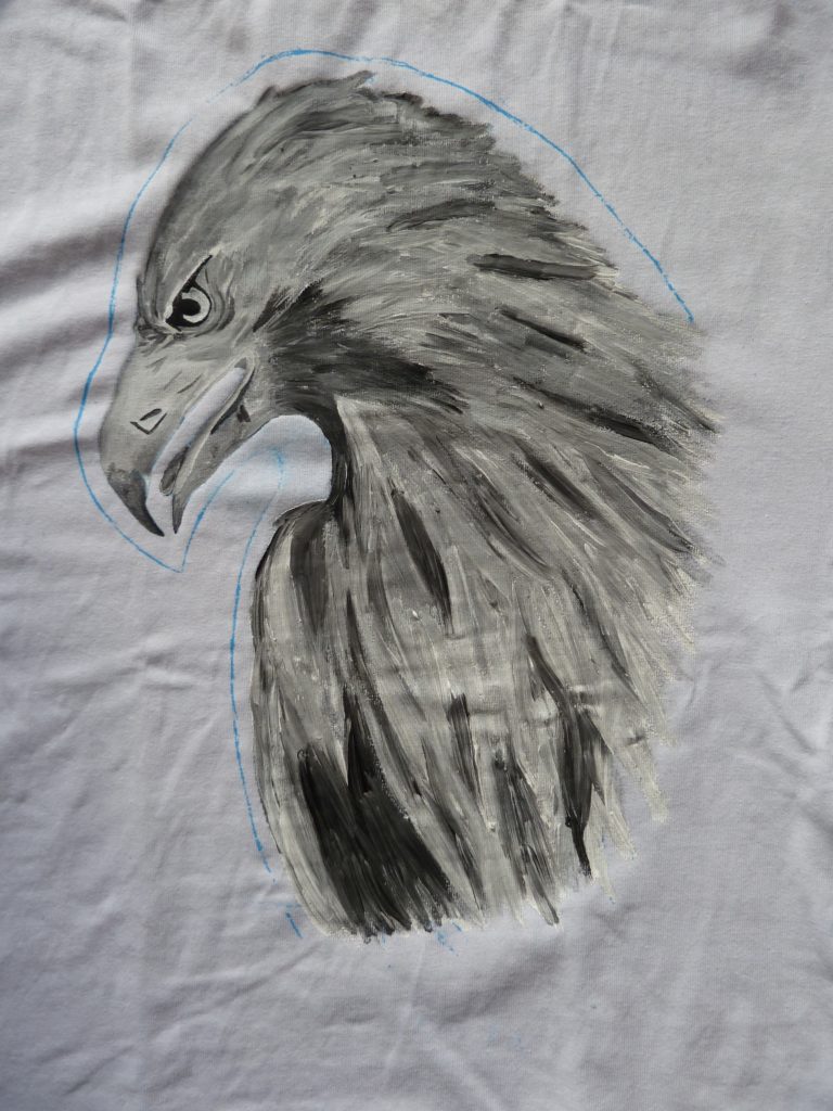 Stoff bemalen - Adler Motiv auf weißem Shirt/Pullover 