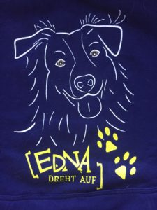 Pullover bemalt mit Hundemotiv - Edna bricht aus - Daedalic - Stoffe bemalen