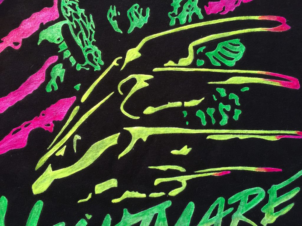 Das schwarze Neonshirt mit dem Freddy Krueger Motiv - Bilderstrecke - Marabu Neon Textil Set - stoffe-bemalen.de