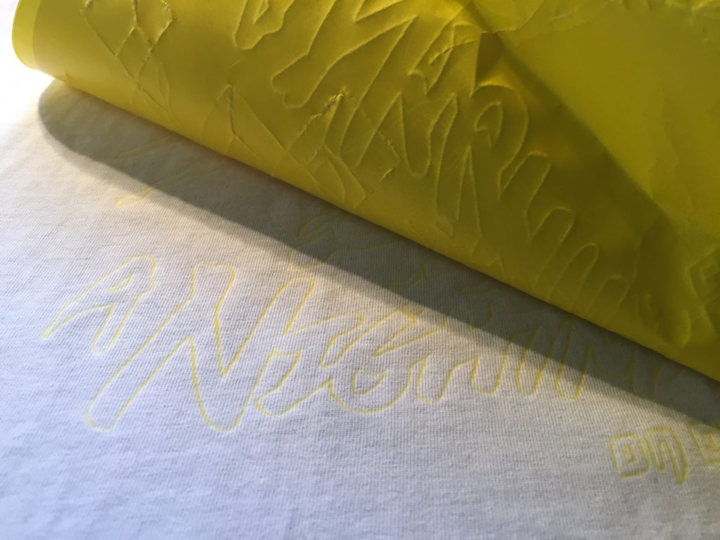 Das weiße Neonshirt mit dem Freddy Krueger Motiv - Bilderstrecke - Marabu Neon Textil Set - stoffe-bemalen.de