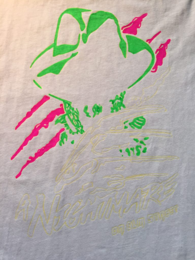 Das weiße Neonshirt mit dem Freddy Krueger Motiv - Bilderstrecke - Marabu Neon Textil Set - stoffe-bemalen.de