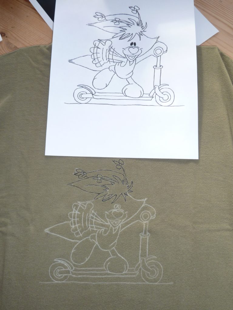 Bilderstrecke: Mimihops Shirt aus dem Diddl Universum - selbstbemaltes T-Shirt - stoffe-bemalen.de