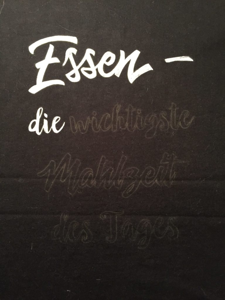 Shirt selbst gestaltet und bemalt mit Handlettering Thema "Essen" - stoffe-bemalen.de