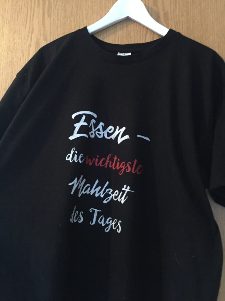 Shirt selbst gestaltet und bemalt mit Handlettering Thema "Essen" - stoffe-bemalen.de