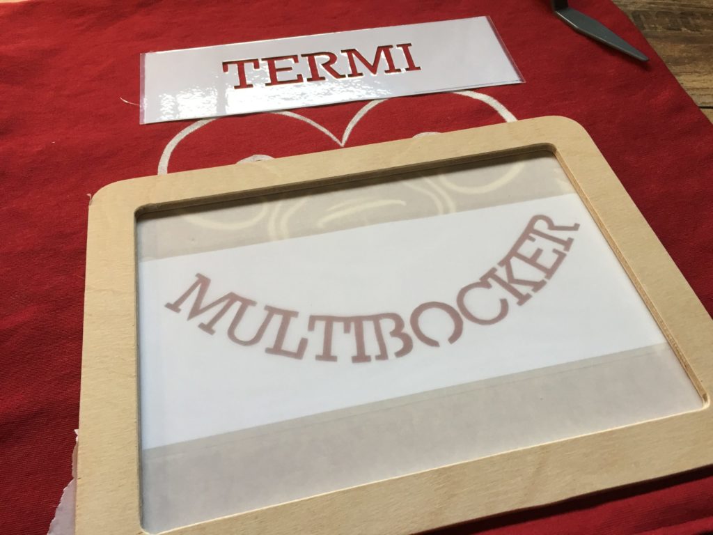 Termi Multibocker - WOW Multiboxer Guides - Kissen selbstgestaltet - bemalter Stoff - Siebdruck - Marabu Screen Printing Textil Set - stoffe-bemalen.de