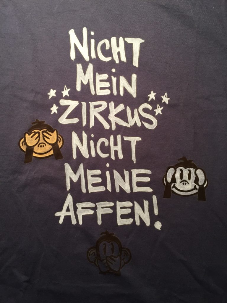 Nicht mein Zirkus - nicht meine Affen - selbstbemaltes Shirt - frecher Spruch - stoffe-bemalen.de