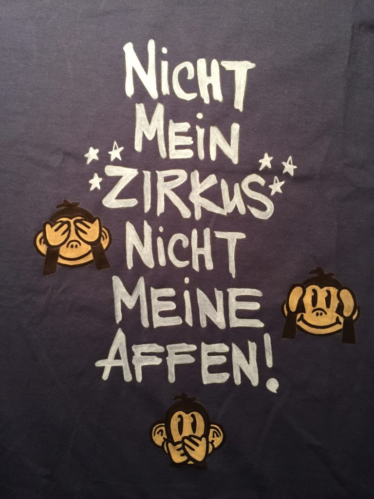 Nicht mein Zirkus - nicht meine Affen - selbstbemaltes Shirt - frecher Spruch - stoffe-bemalen.de