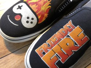 Stoffschuhe bemalen - Schuhe mit Stoffmalfarben gestalten - Friendly Fire Stream Logo - stoffe-bemalen.de
