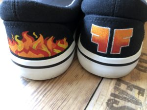 Stoffschuhe bemalen - Schuhe mit Stoffmalfarben gestalten - Friendly Fire Stream Logo - stoffe-bemalen.de