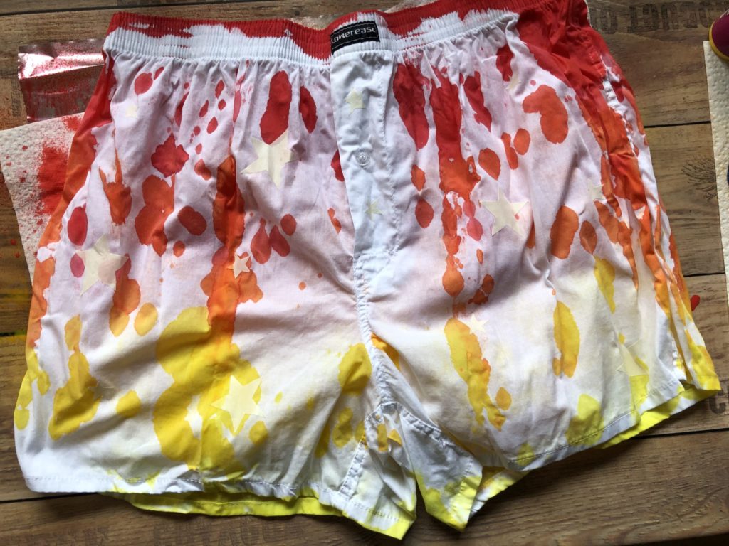 Weiße Boxershorts gestaltet mit Marabu Fashion Spray - Stoffe bemalen