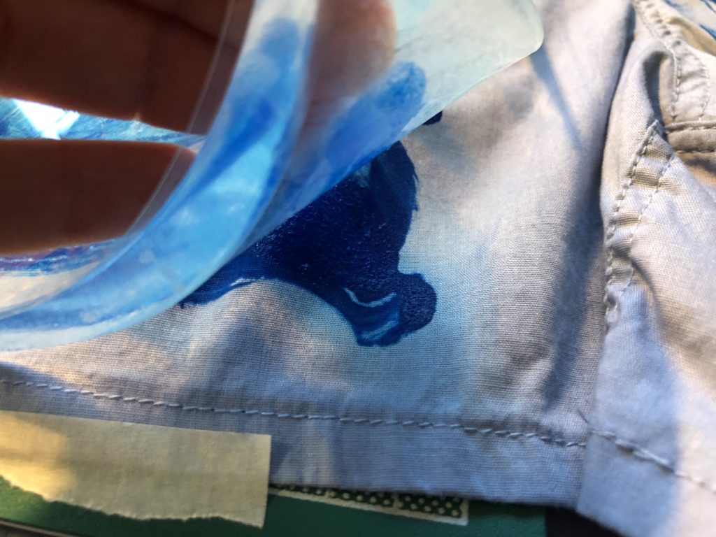 Hellblaue Boxershorts gestaltet mit Stoffmalfarben und der Gelli Plate - Wellenmotiv - stoffe-bemalen.de