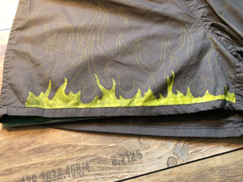 graue Boxershorts selbstbemalt - gestaltet mit Stoffmalfarben - Kopierpapier und Flammenmotiv - stoffe-bemalen.de
