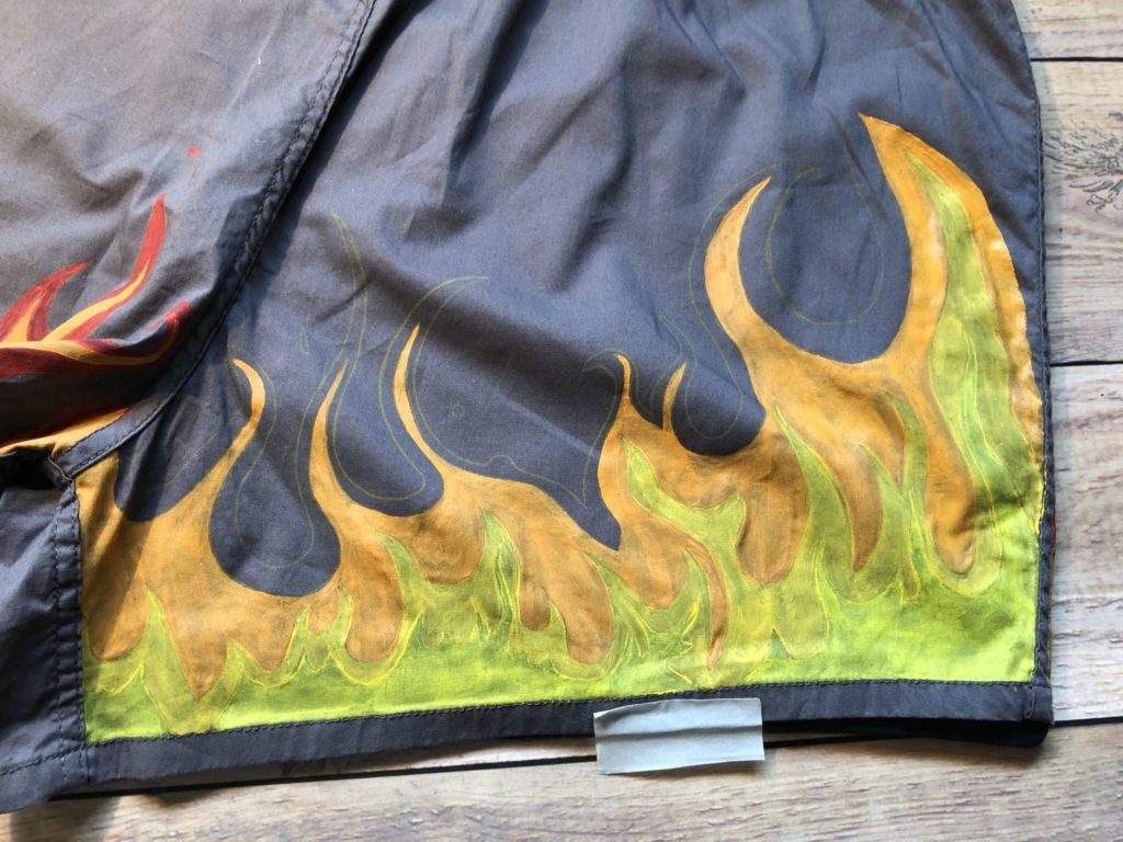graue Boxershorts selbstbemalt - gestaltet mit Stoffmalfarben - Kopierpapier und Flammenmotiv - stoffe-bemalen.de