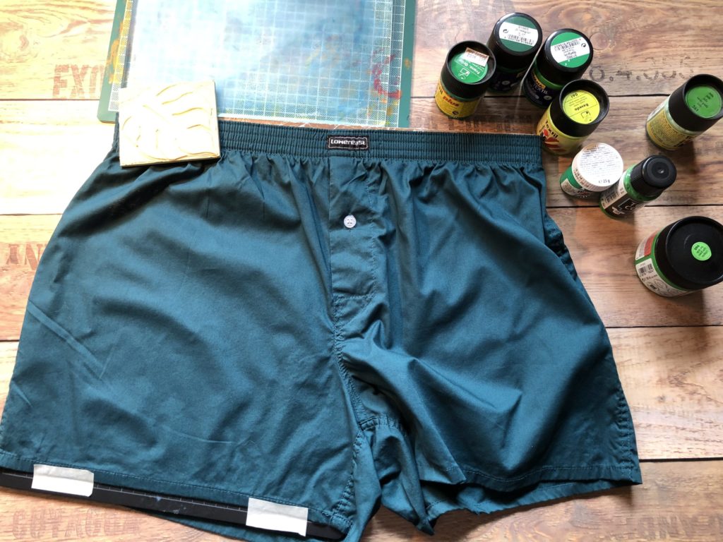 grüne Boxershorts mit Marabu Softlinolstempel und Textilmalfarben gestaltet - stoffe-bemalen.de