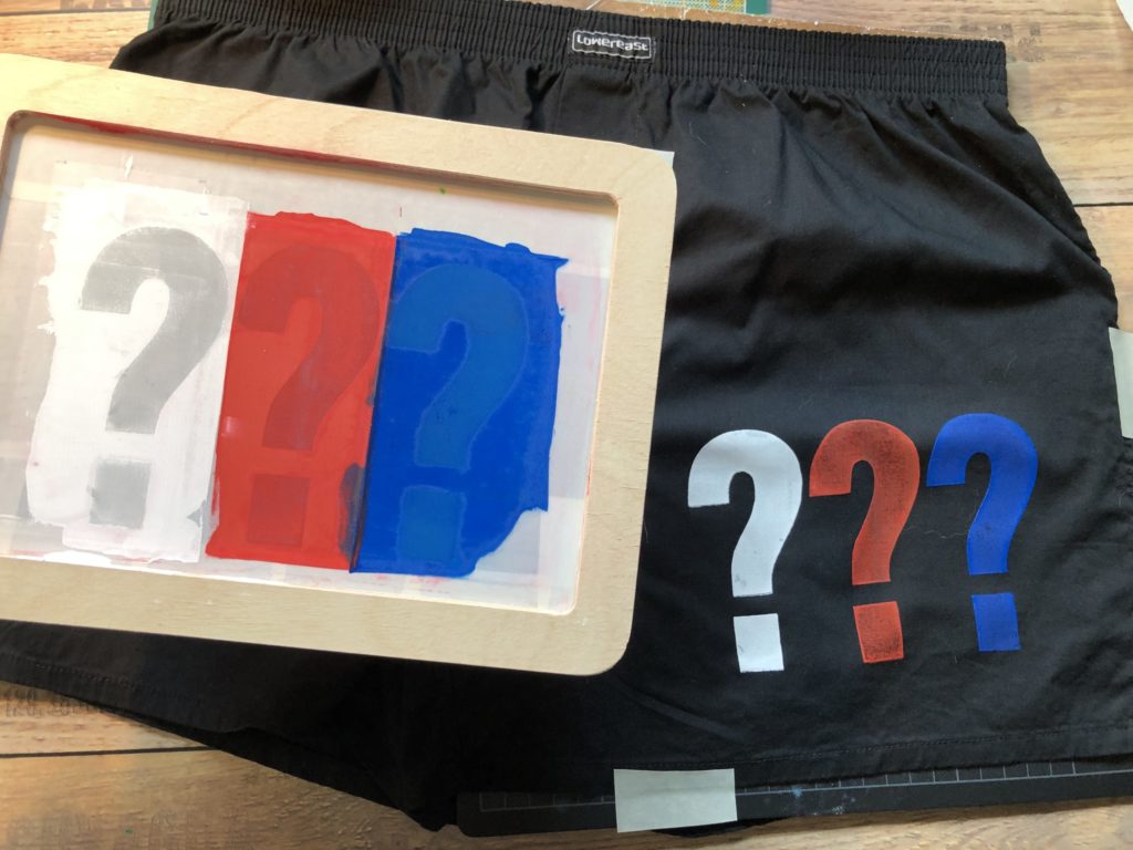 schwarze Boxershorts gestaltet mit dem Screen Printing Set von Marabu - Drei Fragezeichen Logo - Rocky Beach - stoffe-bemalen.de