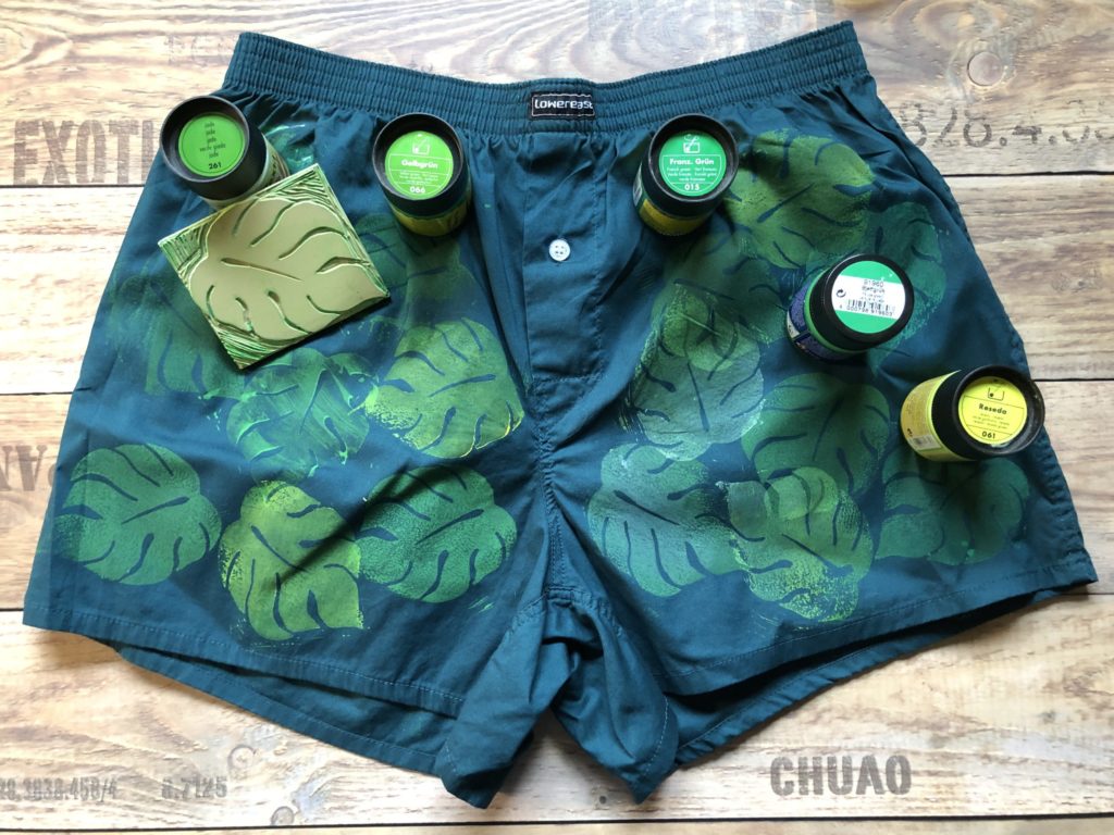 grüne Boxershorts mit Marabu Softlinolstempel und Textilmalfarben gestaltet - stoffe-bemalen.de