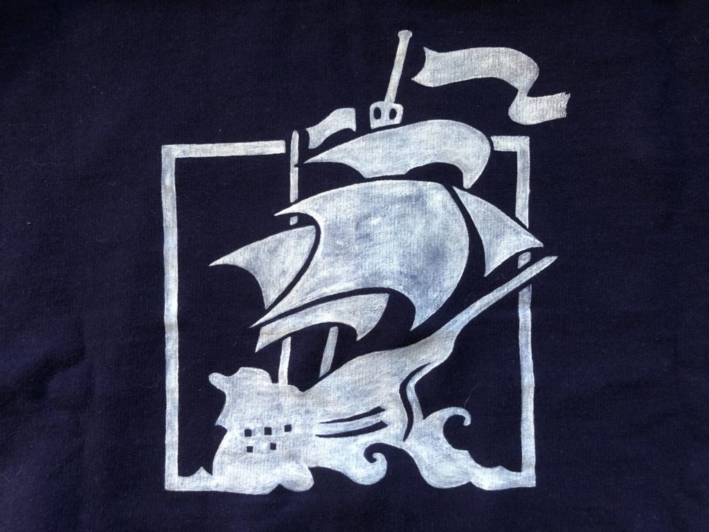 Bilderstrecke Deck 13 Jacke Logo Segelschiff - Stoff bemalen