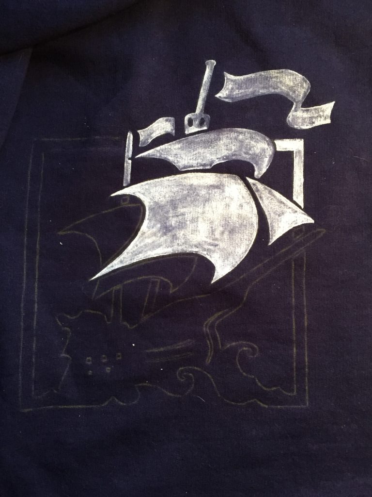 Bilderstrecke Deck 13 Jacke Logo Segelschiff - Stoff bemalen