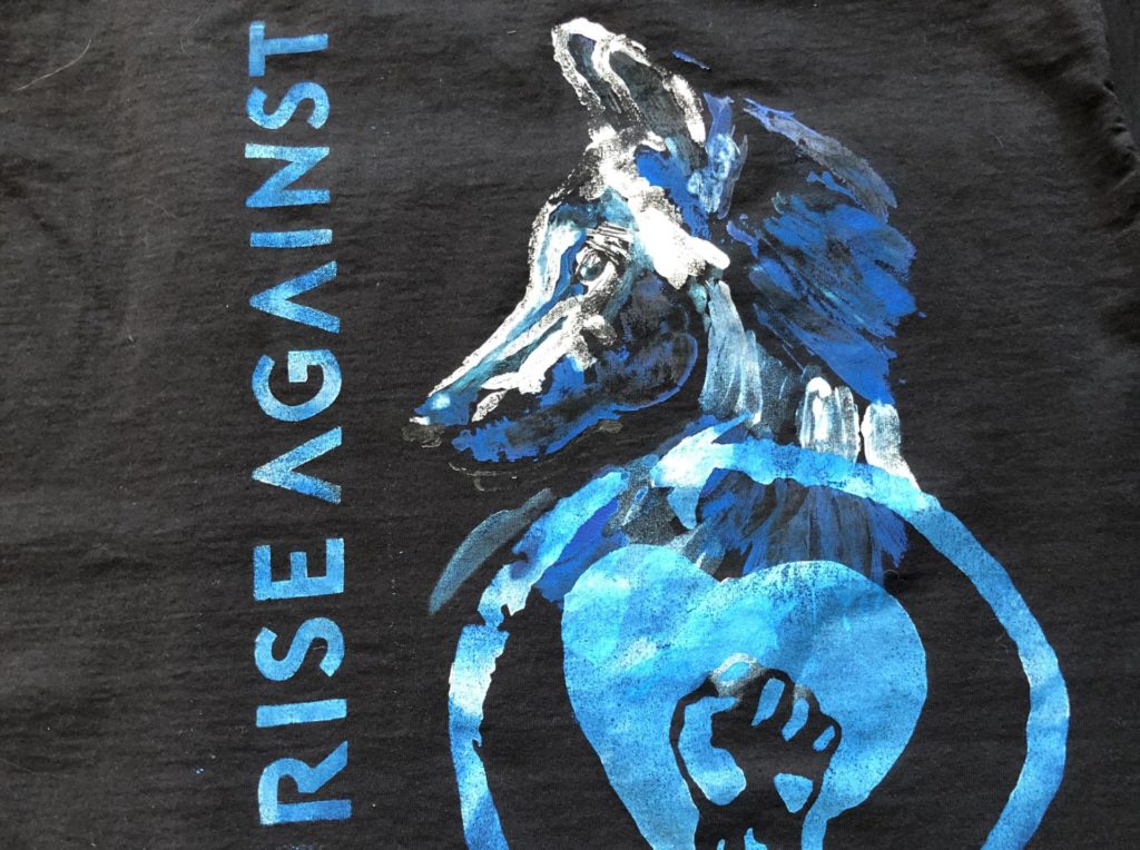 Rise Agsinst Shirt "Wolves" - selbstgemaltes Shirt - Stoffmalfarben - Gelli Plate - Mylarschablonen - stoffe-bemalen.de