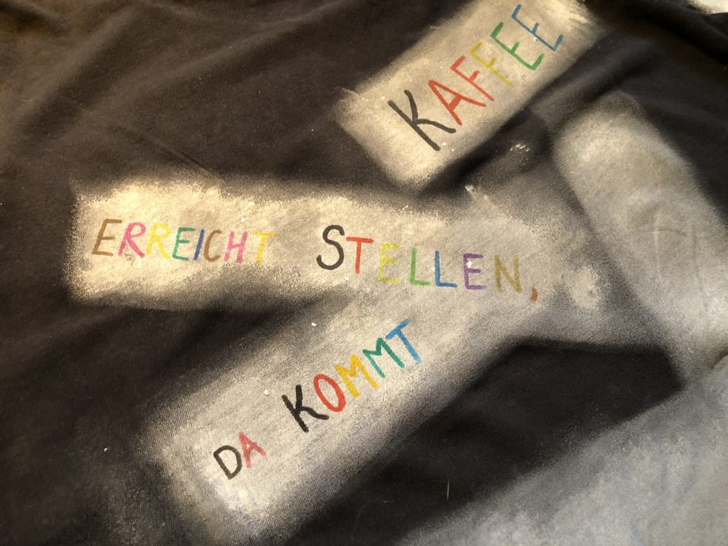 Textilstifte Test auf dunklem Stoff mit Grundierung aus Opakstoffmalfarbe - stoffe-bemalen.de