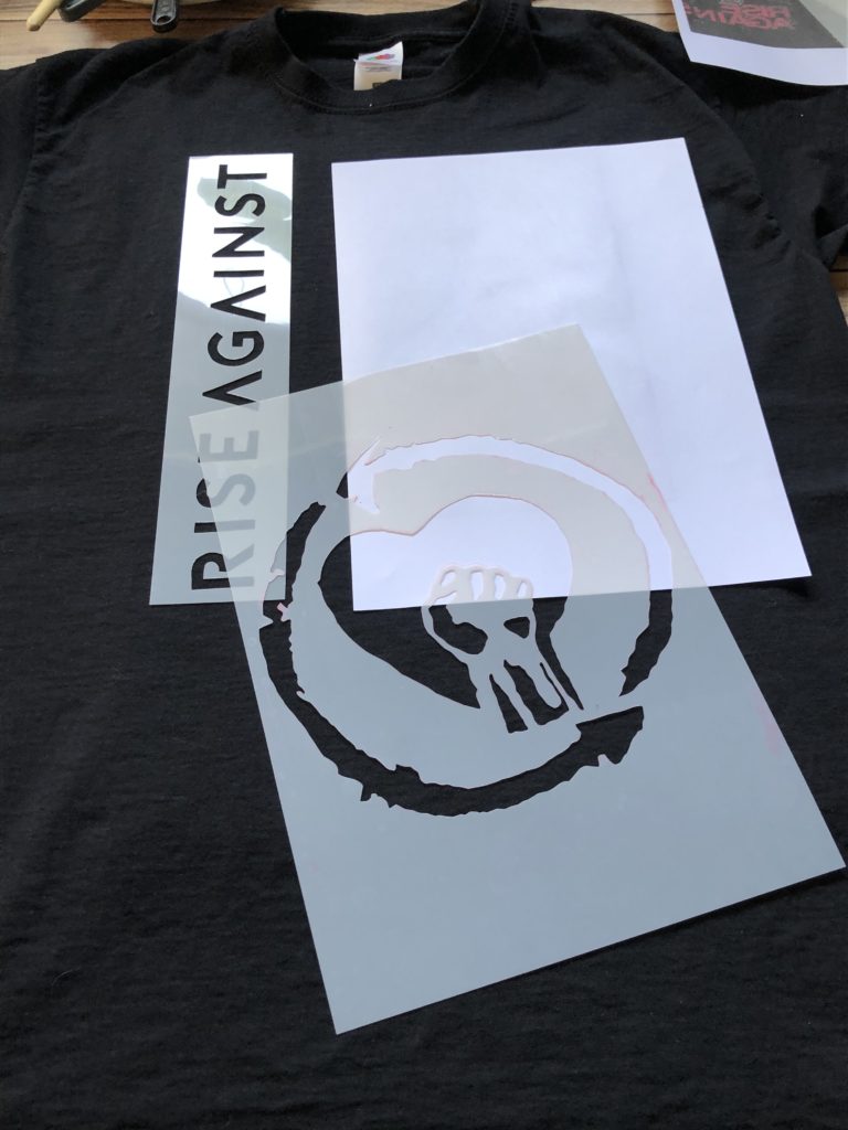 Rise Against Shirt "Wolves" - selbstgemaltes Shirt - Stoffmalfarben - Gelli Plate - Mylarschablonen - stoffe-bemalen.de