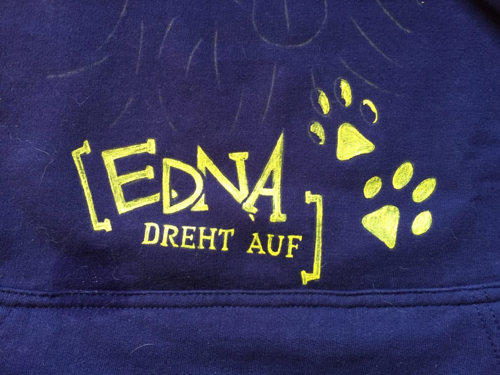 Edna dreht auf - Pullover selbst bemalt mit selbstgemachtem Motiv - Australian Shepherd - stoffe-bemalen.de