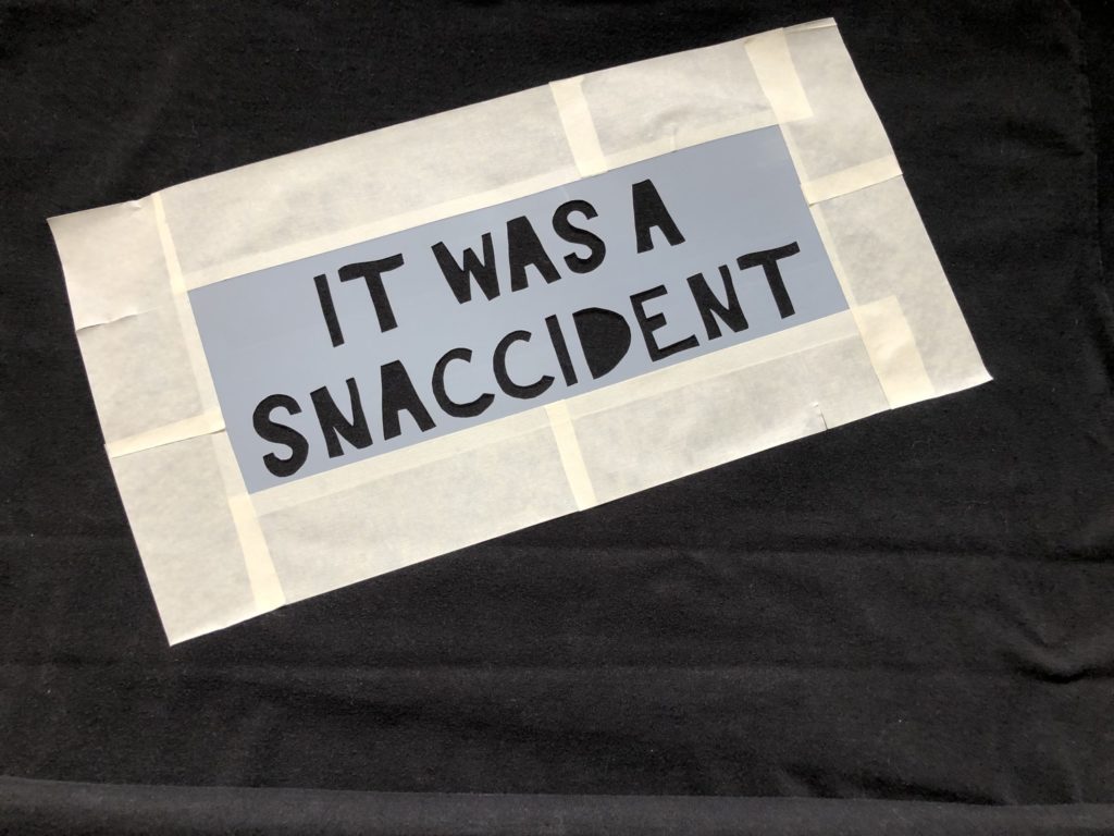 It was a Snaccident - T-Shirt selbst bemalt - lustiger Spruch - Essen - stoffe-bemalen.de