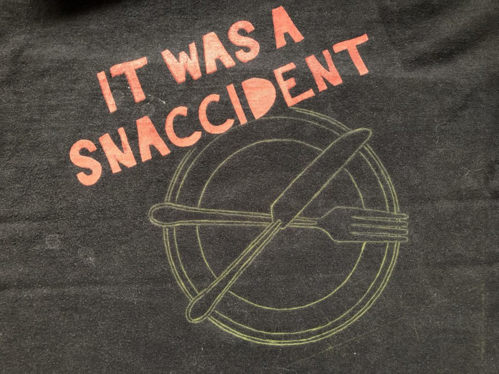 It was a Snaccident - T-Shirt selbst bemalt - lustiger Spruch - Essen - stoffe-bemalen.de