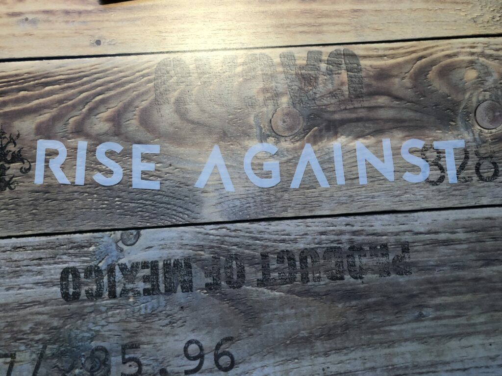 Rise Against Hose - Stoffmalfarbe - Stoffe bedrucken - Schablone - Heartfist - Stoffe selbst bemalen